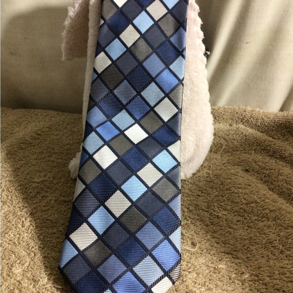 Haggar Blue and Gray Diamond Pattern Tie